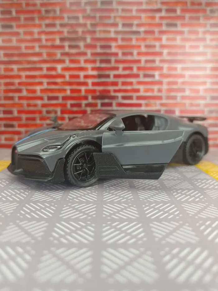 1:32 Bugatti DIVO alloy racing model ornaments acousto-optic pull back double-door boy gifts has sound and lighting functions - Image 1