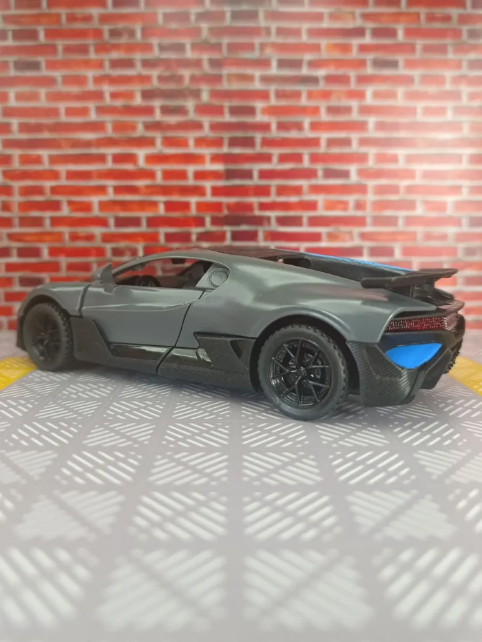1:32 Bugatti DIVO alloy racing model ornaments acousto-optic pull back double-door boy gifts has sound and lighting functions - Image 2